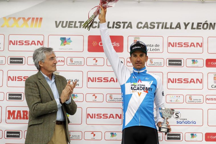 רובן פלאזה מניף את הגביע, אתמול (יח