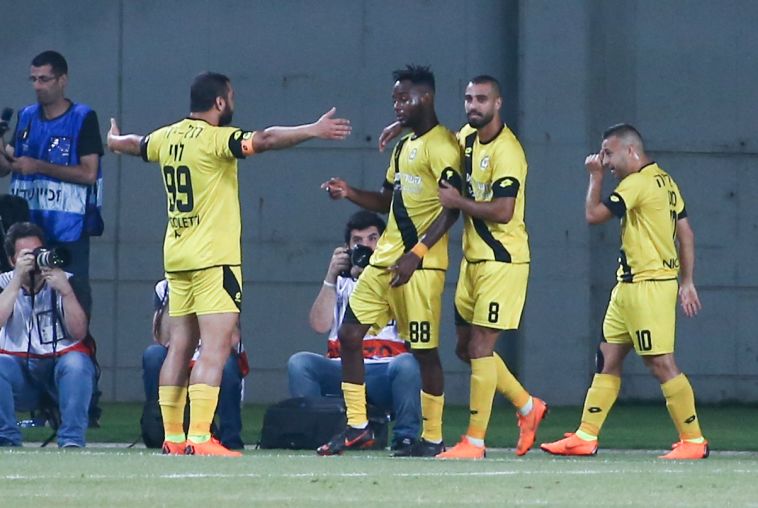 לוי עם חבריו לקבוצה. 