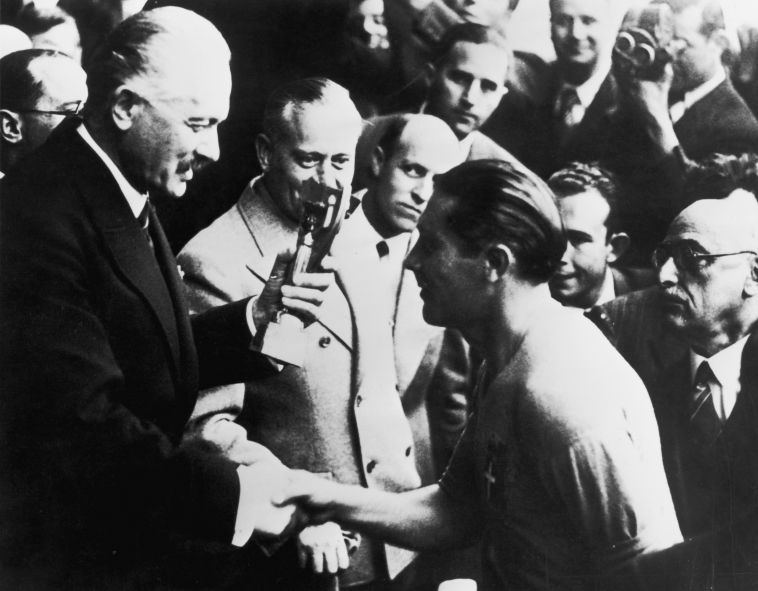 מיאצה מקבל את הגביע העולמי (Gettyimages)