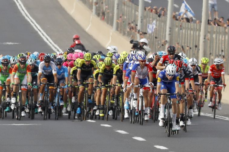 הרוכבים בכביש החוף (AFP)