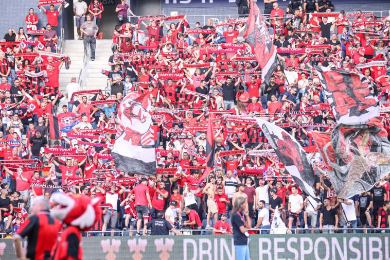 אוהדי הפועל חיפה. יזכו לראות גביע? (מאור אלקלסי)