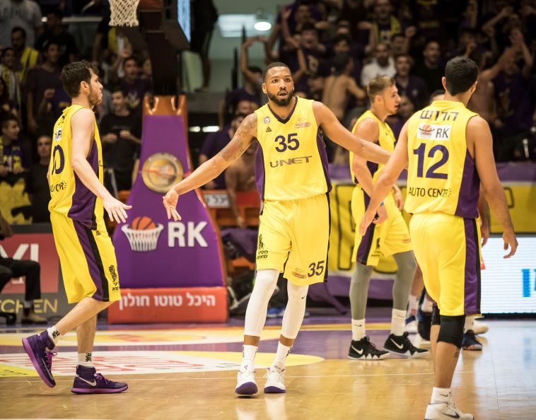 שחקני הפועל חולון חוגגים (עודד קרני מנהלת הליגה) שחקני הפועל חולון חוגגים (עודד קרני מנהלת הליגה)