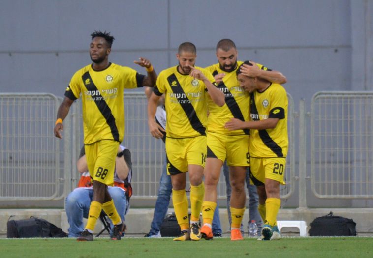 ערן לוי חוגג עם חבריו (אריאל שלום)