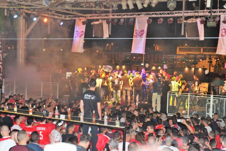 שחקני הפועל ב"ש חוגגים בפורום (מאיר אבן חיים) שחקני הפועל ב"ש חוגגים בפורום (מאיר אבן חיים)