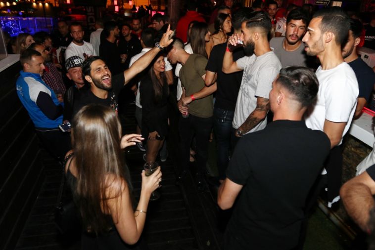 שחקני הפועל באר שבע חוגגים, אתמול במועדון הפורום בעיר (מאיר אבן חיים) שחקני הפועל באר שבע חוגגים, אתמול במועדון הפורום בעיר (מאיר אבן חיים)