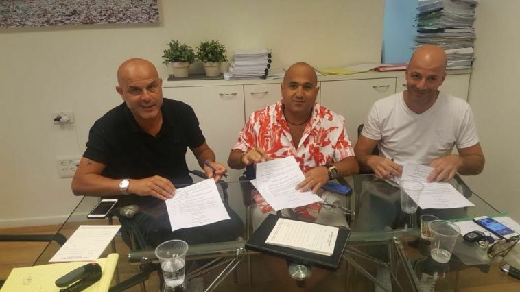 נציג הבעלים יוסי כהן, הבעלים ברק אברמוב ויוסי אבוקסיס. (אתר רשמי)