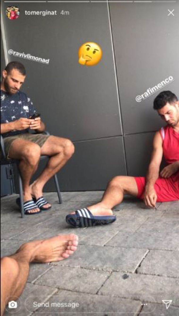 תומר גינת מציג את מצב הרוח באימון הפועל תל אביב (צילום מסך) תומר גינת מציג את מצב הרוח באימון הפועל תל אביב (צילום מסך)