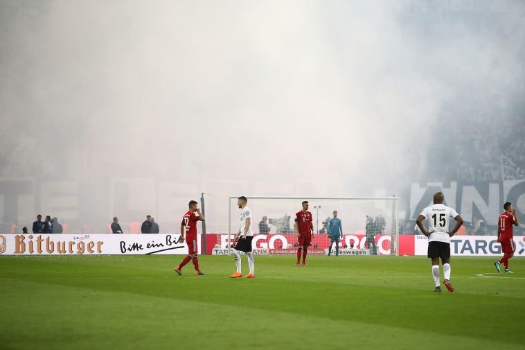 המגרש מלא בעשן, פתיחת המחצית השנייה נדחתה (Gettyimages) המגרש מלא בעשן, פתיחת המחצית השנייה נדחתה (Gettyimages)