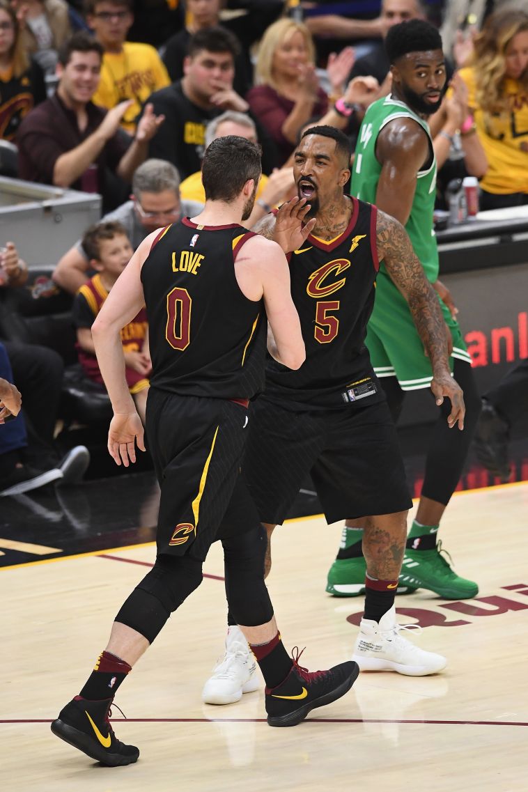 ג'יי אר סמית' וקווין לאב מאושרים. הצוות המסייע תפקד (AFP)