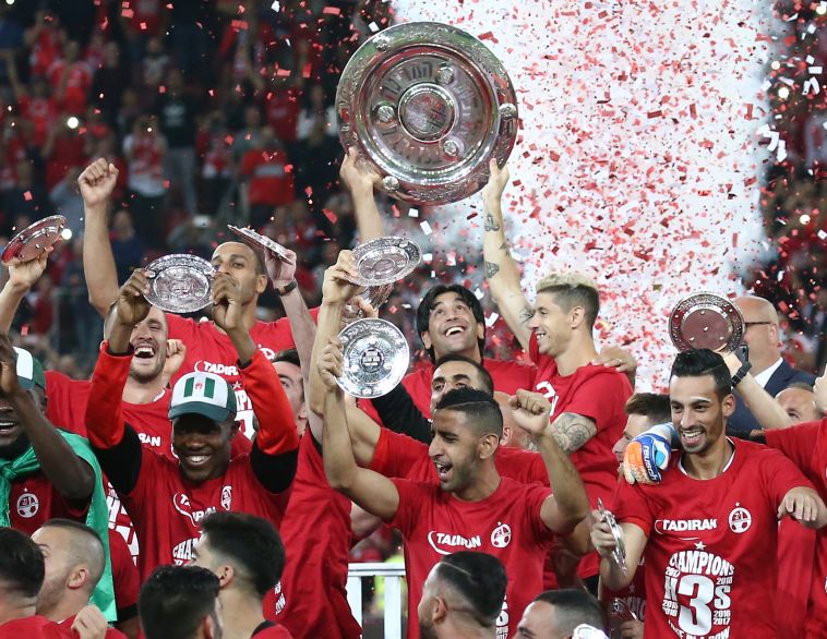 ברדה מניף את צלחת האליפות בבאר שבע. אוהדי גנק רצו שיישאר (דני מורן) ברדה מניף את צלחת האליפות בבאר שבע. אוהדי גנק רצו שיישאר (דני מורן)