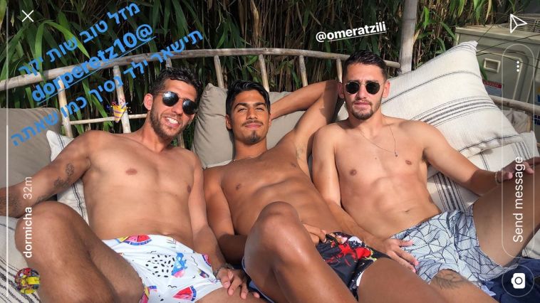 שחקני מכבי תל אביב חוגגים בבריכה (אינסטרם)