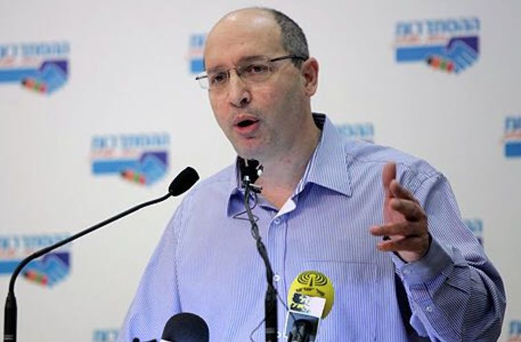 אבי נניסקורן. לוחץ למציאת פיתרון (באדיבות הסתדרות העובדים)