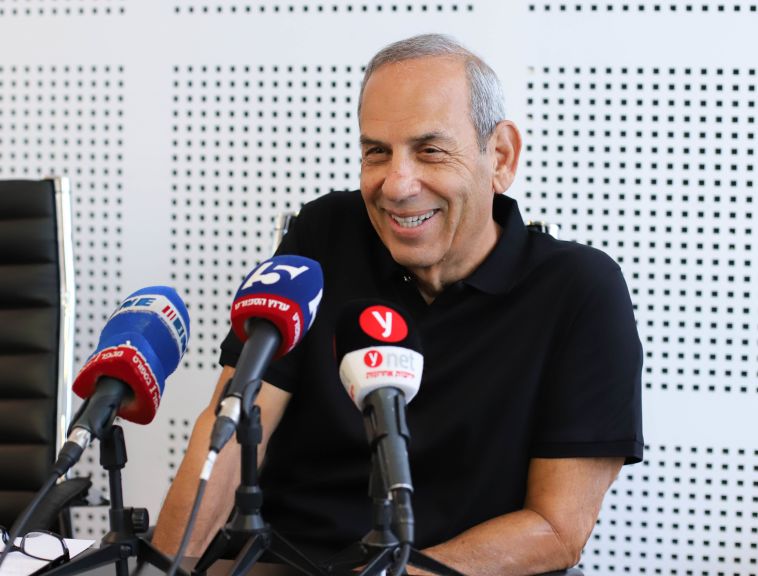 שמואל פרנקל במסיבת העיתונאים. 