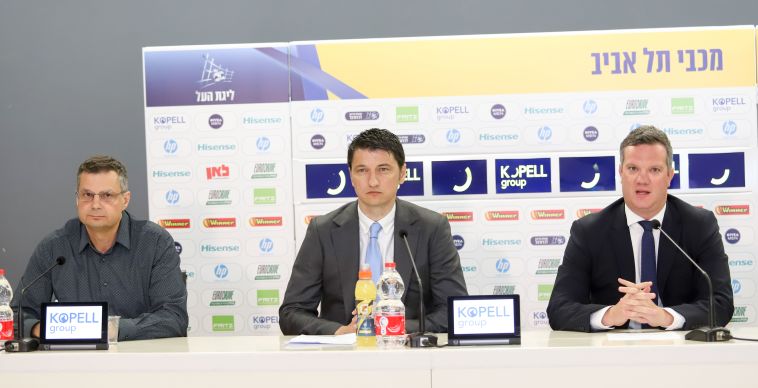 מנספורד ואנגלידיס עם המאמן החדש איביץ' (דני מרון)