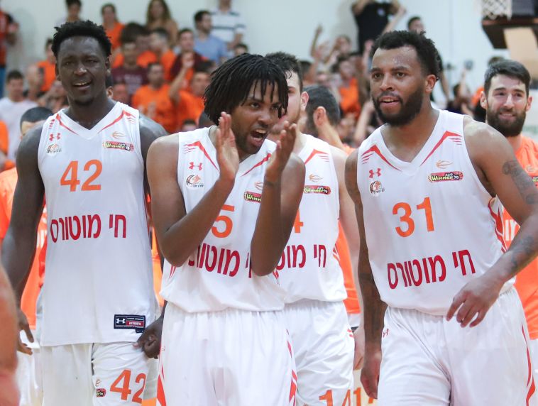 קאליף וואייט (במרכז) עם דקוואן קוק וטאליב זאנה. שיוויון לא צפוי בסדרה (דני מרון) קאליף וואייט (במרכז) עם דקוואן קוק וטאליב זאנה. שיוויון לא צפוי בסדרה (דני מרון)