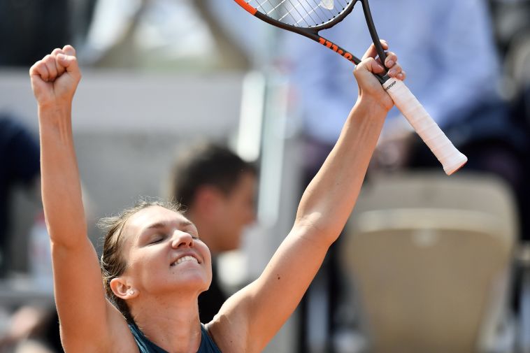 סימונה האלפ חוגגת את ההעפלה (AFP)