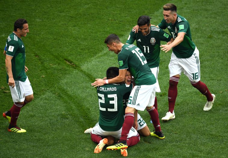 שחקני נבחרת מקסיקו חוגגים. עד היום, הם השיגו רק ניצחון אחד נגד גרמניה (Gettyimages)