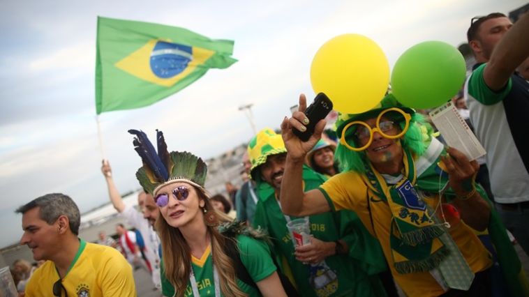 אוהדי נבחרת ברזיל בדרכם לאצטדיון (FIFA)
