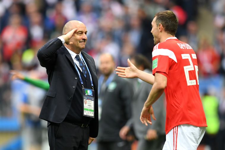 צ'ריצ'ב מצדיע לשחקנו ארטם דזיובה.(gettyimages) צ'ריצ'ב מצדיע לשחקנו ארטם דזיובה.(gettyimages)