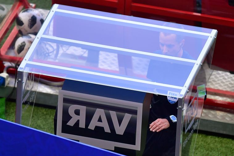 טלוויזיות ה-VAR. הכדורגל משתנה (AFP)