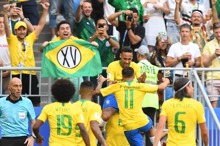שחקני נבחרת ברזיל חוגגים. יפגשו את בלגיה ברבע? (AFP)