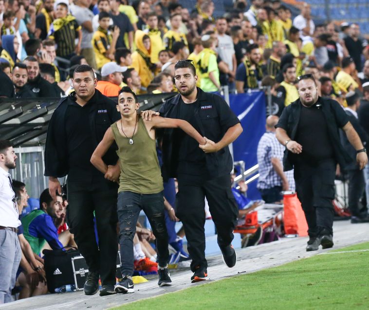 האוהד שפרץ לדשא. "איימו כל הקיץ שהם יעשו נזקים" (דני מרון) האוהד שפרץ לדשא. "איימו כל הקיץ שהם יעשו נזקים" (דני מרון)