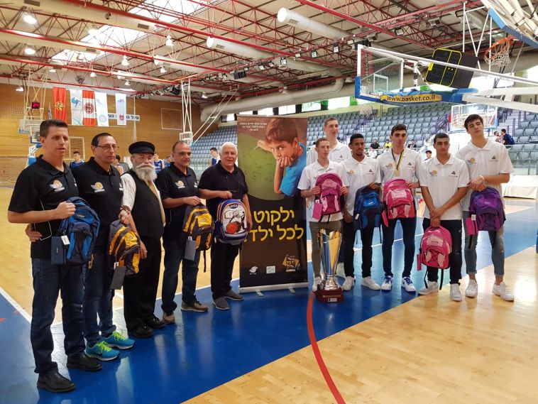 שחקני העתודה והרב גלויברמן (יח"צ)