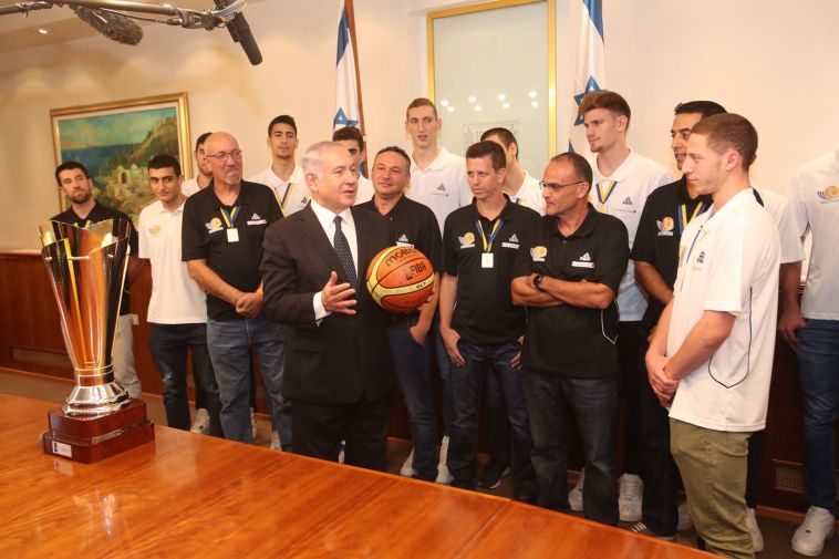 ראש הממשלה עם נבחרת העתודה (עודד קרני, איגוד הכדורסל)