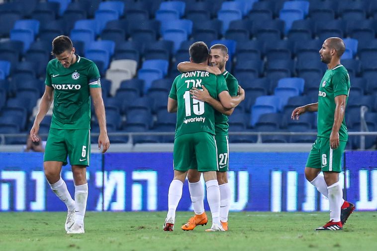שחקני מכבי חיפה חוגגים. "סגנון המשחק שונה בישראל" (מאור אלקלסי) שחקני מכבי חיפה חוגגים. "סגנון המשחק שונה בישראל" (מאור אלקלסי)