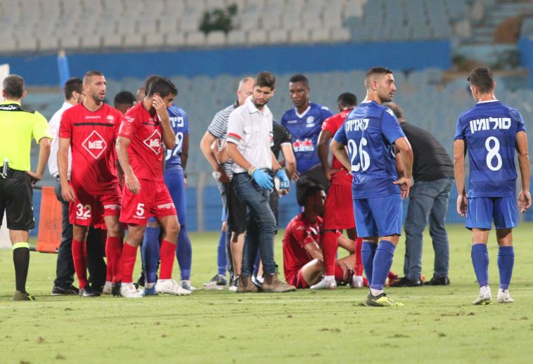 שחקני הפועל רעננה מקבלים טיפול (עדי אבישי)