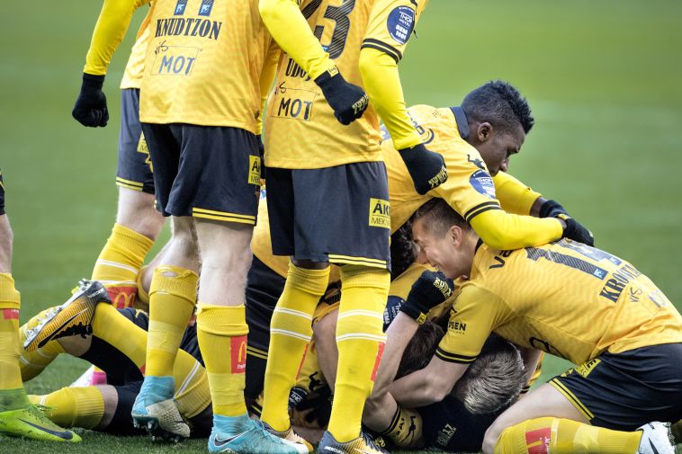 שחקני סארפסבורג חוגגים. 