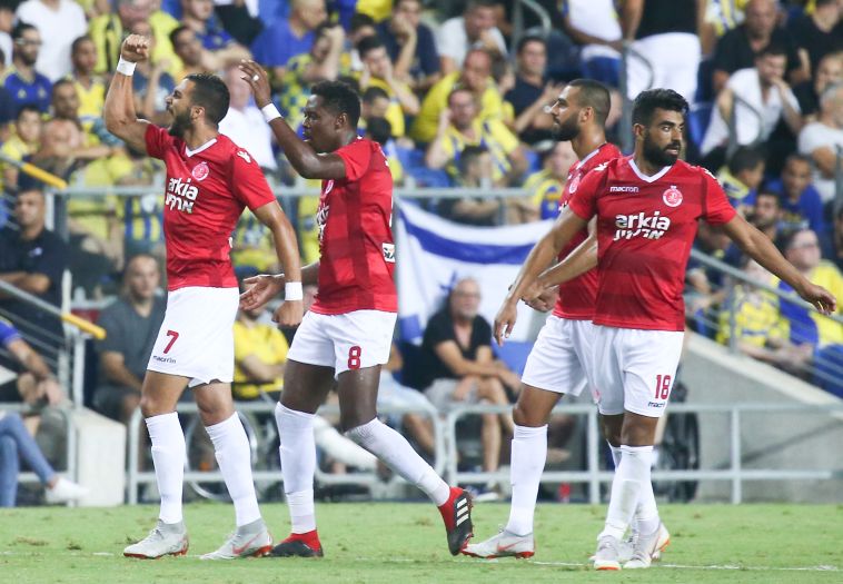 עאבד חוגג עם חבריו. המשחק לא ממריא לרמות גבוהות (דני מרון) עאבד חוגג עם חבריו. המשחק לא ממריא לרמות גבוהות (דני מרון)