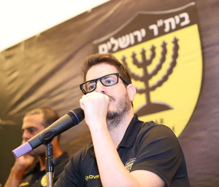 חוגג. לא דיבר עם האוהדים בסיום (דני מרון)