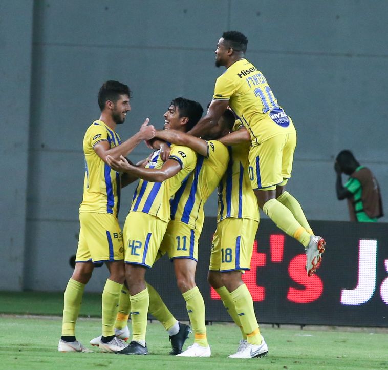 דור פרץ חוגג עם חבריו. הצטיין במשחק (דני מרון)