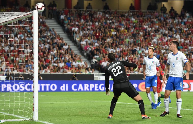 הכדור פוגע במשקוף ומציל את איטליה משער עצמי (AFP)