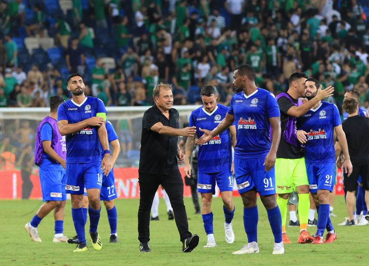 לוי עם שחקניו. 