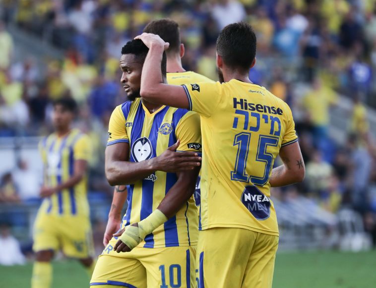 מיכה ואופואדו חוגגים. אף אחד לא ציפה לכזו תוצאה במחצית הראשונה (דני מרון)