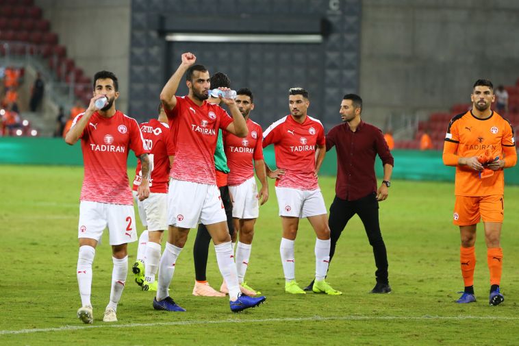 טאהא חוגג בסיום עם חבריו. מרוצה מהשת"פ עם אלחמיד (לירון מולדובן)