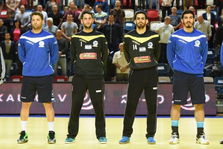 לצד חבריו לנבחרת. (צילום: נעם מורנו)