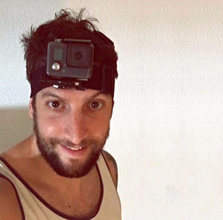 לקח מצלמה ותיעד את החיים מנקודת מבטו. גיל יעקב