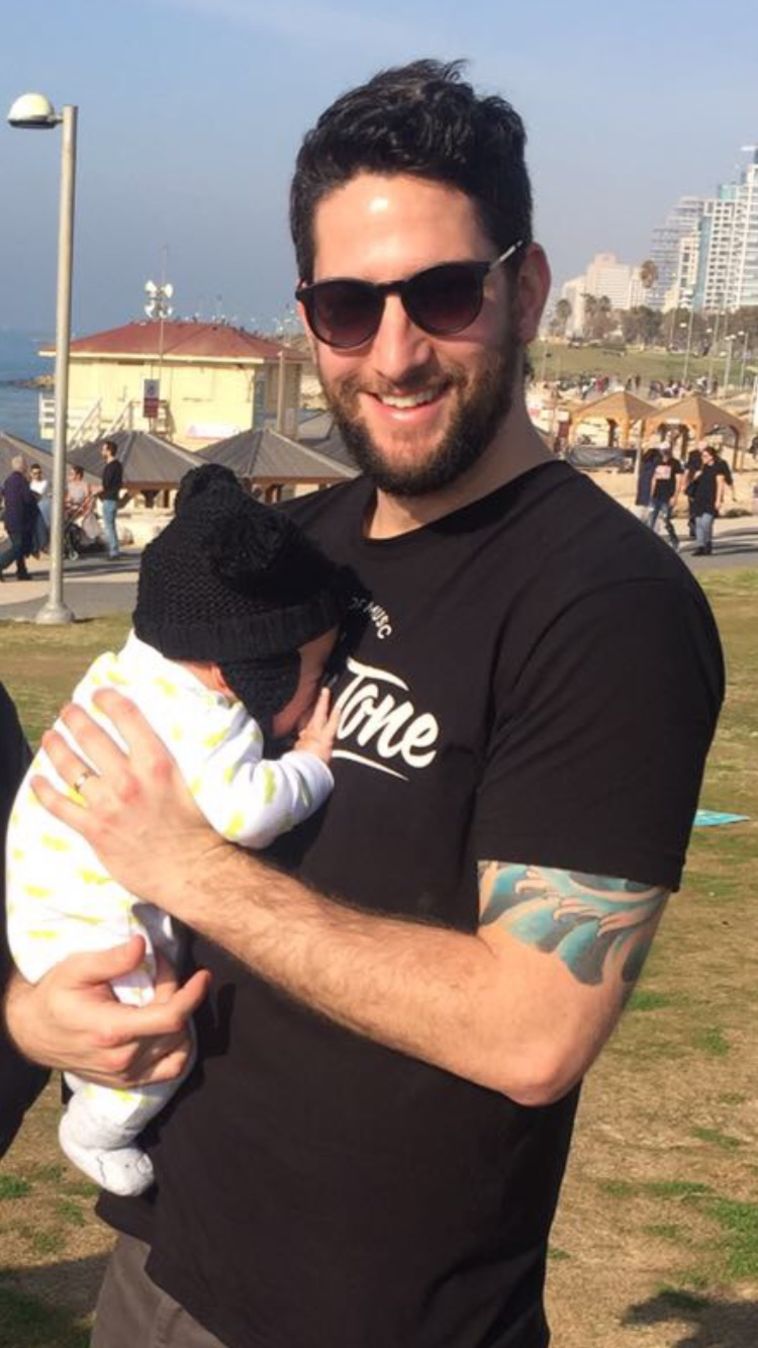 הפך לאב בשנה האחרונה. גיל ובנו טום יעקב.