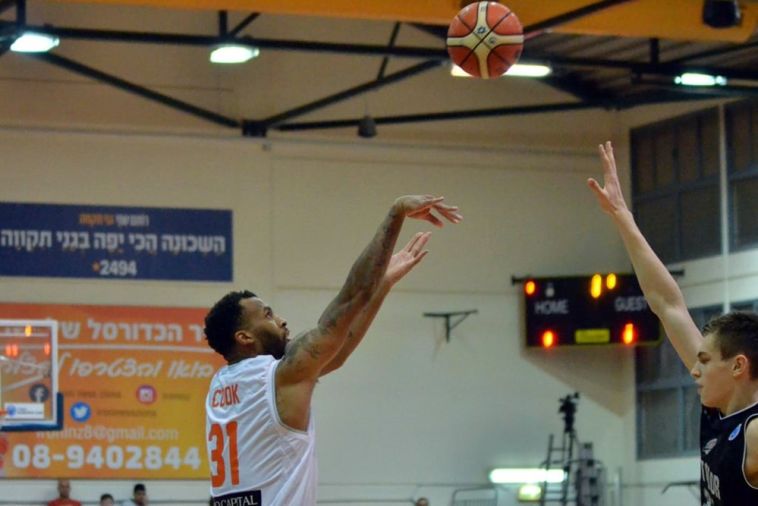 דקוואן קוק. 2 נקודות כולל שש שלשות (FIBA)