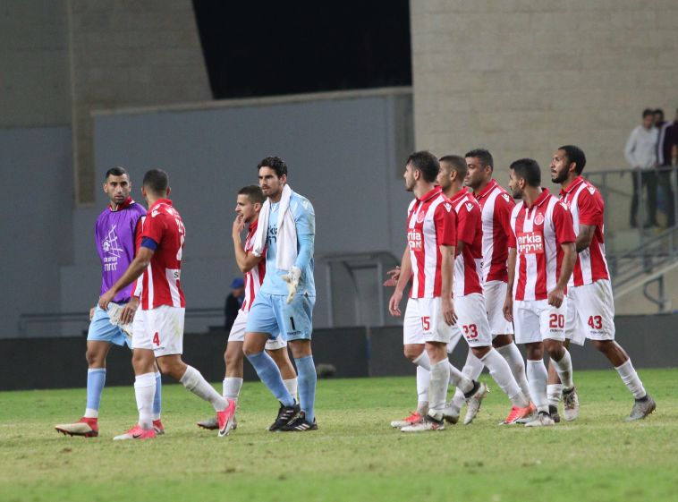 שחקני הפועל תל אביב. איזה מאמן יחזיר להם את החיוך? (עדי אבישי) שחקני הפועל תל אביב. איזה מאמן יחזיר להם את החיוך? (עדי אבישי)