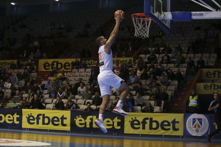 ג'ראלד לי. היה שם בדקות המכריעות (FIBA)