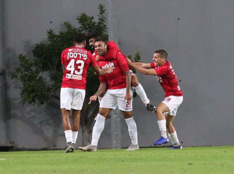 שחקני הפועל תל אביב חוגגים. סוף סוף שער (עדי אבישי)