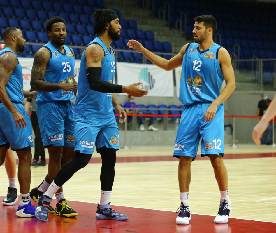 רפי מנקו ושחקני הפועל אילת