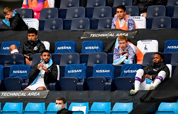 כוכבי מנצ'סטר סיטי על הספסל