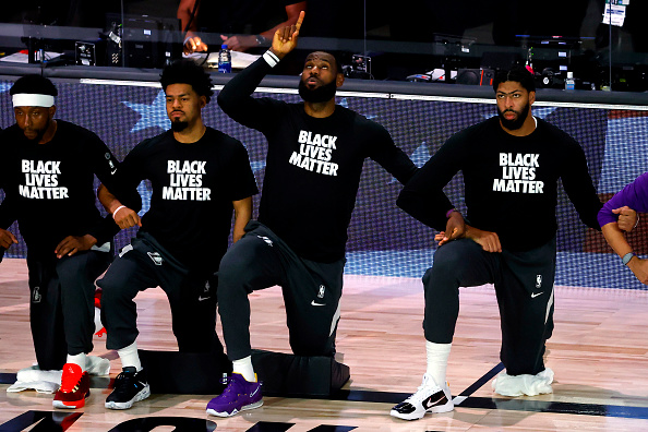 לברון ג'יימס כורע ברך