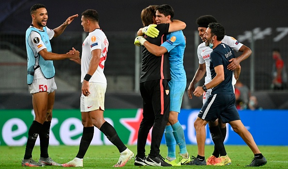 יאסין בונו זוכה לחיבוק מז'ולן לופטגי