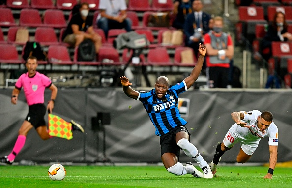 דייגו קרלוס מכשיל את רומלו לוקאקו